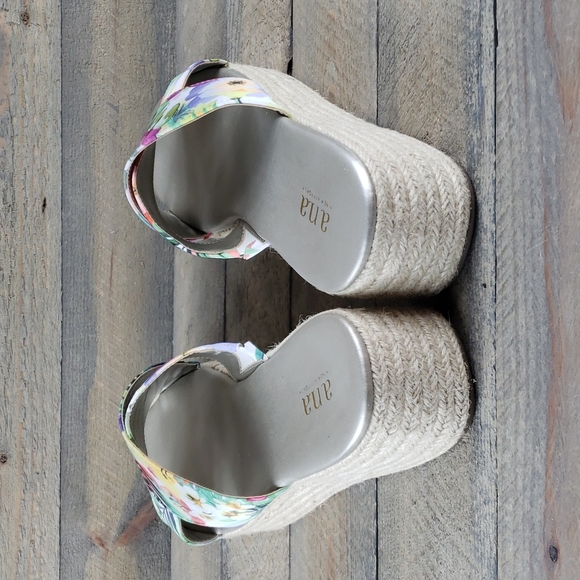 a.n.a. A New Approach Women's Erin Platform Sandals With  Flower Print - Picture 5 of 9